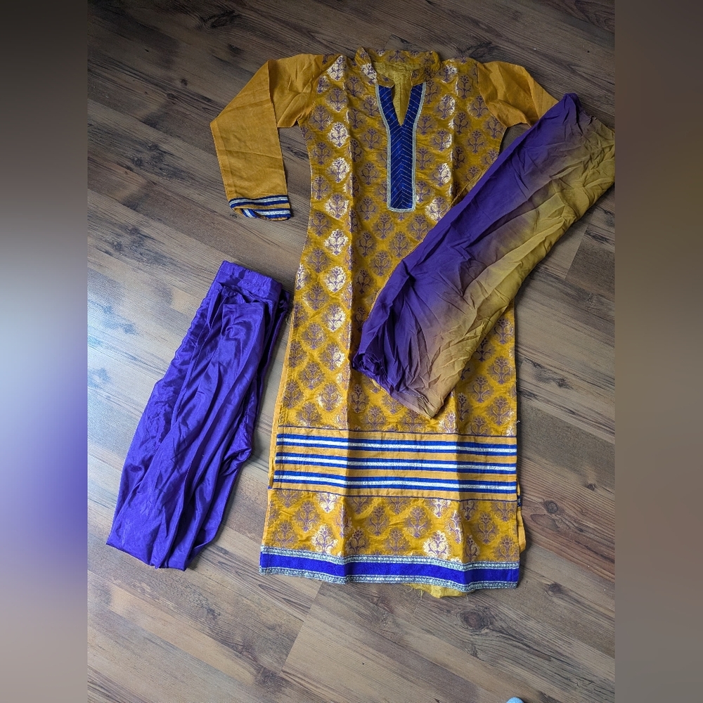 Beautiful 3 Pcs Women's Ethnic Suit